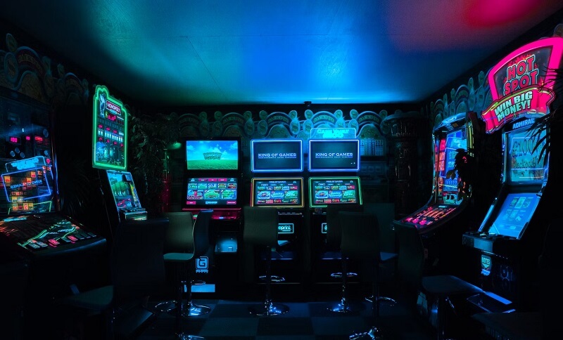 gaming room with arcade machines